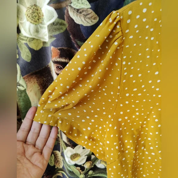 Yellow polkadot bubble cap sleeve blouse LG - Picture 2 of 5